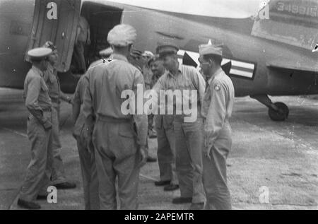 Loeboek Aloeng [nord de Padang]/Visite de la Mission militaire américaine à Padang/avion intermédiaire de la Croix-Rouge de Singapour à Padang/Ds. Steinhart in Pasar Usan Description: Visitez la Mission militaire américaine à Padang [salutation à l'aéroport] Date: 22 octobre 1947 lieu: Indonésie, Antilles néerlandaises Banque D'Images