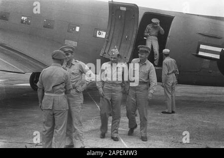 Loeboek Aloeng [nord de Padang]/Visite de la Mission militaire américaine à Padang/avion intermédiaire de la Croix-Rouge de Singapour à Padang/Ds. Steinhart in Pasar Usan Description: Visitez la Mission militaire américaine à Padang [salutation à l'aéroport] Date: 22 octobre 1947 lieu: Indonésie, Antilles néerlandaises Banque D'Images