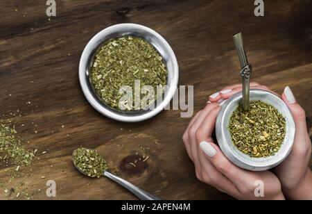 Jeune femme buvant du thé traditionnel argentin de yerba mate. Banque D'Images