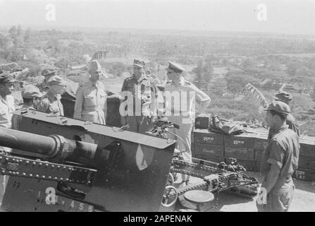 Visite du Commandant de l'Armée S.H. Track To Semarang Description: [Visite Du Commandant De L'Armée À La 1ère Batterie 1 Artillerie Motorisée À Semarang] Date: 1 Juillet 1946 Lieu: Indonésie, Antilles Néerlandaises De L'Est Banque D'Images