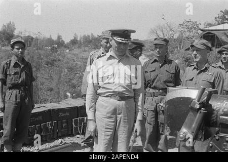 Visite du Commandant de l'Armée S.H. Track To Semarang Description: [Visite Du Commandant De L'Armée À La 1ère Batterie 1 Artillerie Motorisée À Semarang] Date: 1 Juillet 1946 Lieu: Indonésie, Antilles Néerlandaises De L'Est Banque D'Images