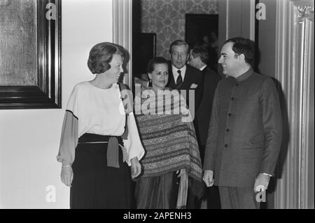 Visitez le Premier ministre Rajiv Gandhi de l'Inde; bienvenue au Palais Huis ten Bosch; Prince Claus, Mme Gandhi, Reine Beatrix et Premier ministre Gandhi Date: 25 octobre 1985 lieu: La Haye, Zuid-Holland mots clés: Reçus, visites, reines, premiers ministres Nom personnel: Beatrix, Queen, Claus, prince, Gandhi, Rajiv Nom de l'institution: Palace Huis Dix Bosch Banque D'Images