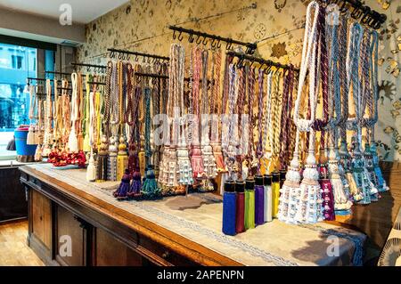 Paris, France - 04 octobre 2013 : glands en soie décorative suspendus dans un magasin de détail Banque D'Images