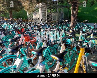 Rangées de vélos partagés sur la route à Beijing, Chine. 13 janvier 2020 Banque D'Images