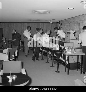 Israël: Kirjat Gat (Kiryat Gat) Description: Visiteurs au bar de l'Avia-Hotel Date: Non daté lieu: Israël, Kirjat Gat Banque D'Images