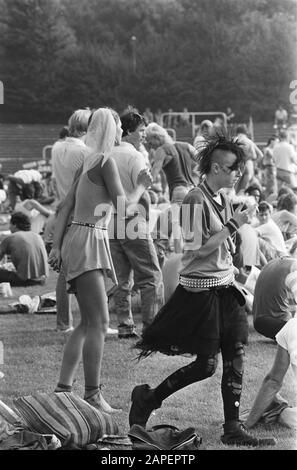 African Music Festival in Delft Description: Visiteur en crise vêtements Date: 20 Août 1983 lieu: Delft, South-Holland mots clés: Festivals, cultures de jeunes, musique Banque D'Images