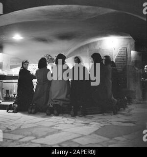 Rome: Visite à la Cité du Vatican Description: Prier les femmes à genoux à la tombe du Pape Pie X dans la crypte sous la basilique Saint-Pierre Date: Décembre 1937 lieu: Italie, Rome, Cité du Vatican mots clés: Prières, tombes, tombes, intérieurs, catholicisme, édifices religieux, mausolées, religions, femmes Banque D'Images