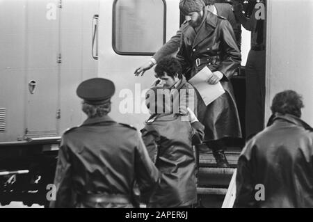 Aux Pays-Bas, les Tsiganes de la frontière entre les Pays-Bas sont autorisés à être de nouveau enregistrés. Après l'enregistrement, les gitans ont été transférés aux autobus de police Date : 15 janvier 1981 lieu : Pays-Bas mots clés : policiers, gitans Banque D'Images