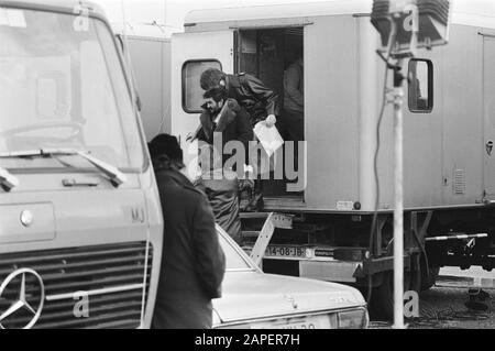 Aux Pays-Bas, les Tsiganes de la frontière entre les Pays-Bas sont autorisés à être de nouveau enregistrés. Gypsy girl is deposed container Date: 15 January 1981 lieu: Belgique, Pays-Bas mots clés: Containers, postes frontières, filles, police, Tsiganes Banque D'Images