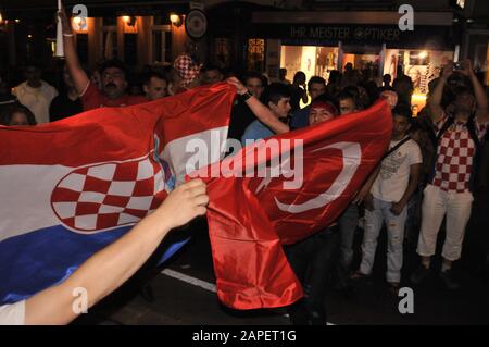 Kroatische und Türkische Fußballlfans feiern gemeinsam à Wien-Ottakring, Euro 2008 Vienne - Euro 2008, Vienne Banque D'Images