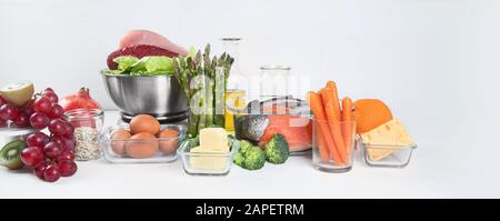 Divers produits de régime Paleo. Concept de régime bas de glucides . Vue de face avec espace de copie. Panorama, bannière Banque D'Images