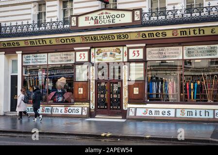 Londres, Royaume-Uni - 17 janvier 2020 : le devant de la boutique du parapluie James Smith & Sons à Londres Banque D'Images