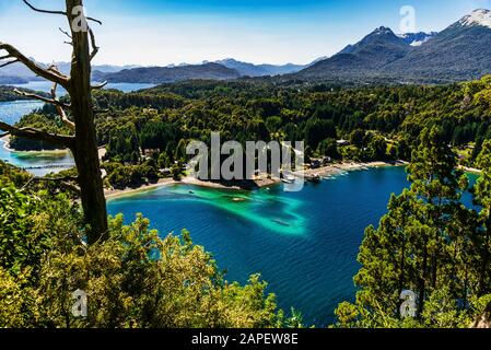 Paysage de lacs bleus, des Andes, et forêt en Patagonie, Argentine. Banque D'Images