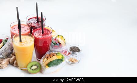 Smoothies aux fruits et légumes frais Htalthy avec assortiment d'ingrédients servis en boîtes. Image avec espace de copie Banque D'Images