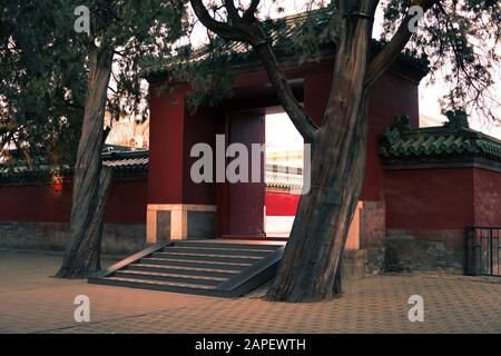 Porte rouge dans le Temple du ciel, Beijing, Chine. Entrée menant au pont de passerelle impériale, près de la salle de prière pour De Bonnes Récoltes Banque D'Images