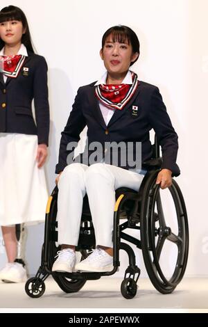 Modèles pose, 23 JANVIER 2020 : le Comité olympique japonais (COJ), le Comité paralympique japonais (CPJ) et leur commanditaire officiel AOKI Holdings présentent les uniformes officiels de la délégation japonaise pour les Jeux olympiques et paralympiques de Tokyo de 2020 à Tokyo, au Japon. Crédit: AFLO SPORT/Alay Live News Banque D'Images