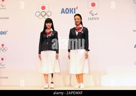 Modèles pose, 23 JANVIER 2020 : le Comité olympique japonais (COJ), le Comité paralympique japonais (CPJ) et leur commanditaire officiel AOKI Holdings présentent les uniformes officiels de la délégation japonaise pour les Jeux olympiques et paralympiques de Tokyo de 2020 à Tokyo, au Japon. Crédit: AFLO SPORT/Alay Live News Banque D'Images
