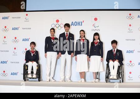 Modèles pose, 23 JANVIER 2020 : le Comité olympique japonais (COJ), le Comité paralympique japonais (CPJ) et leur commanditaire officiel AOKI Holdings présentent les uniformes officiels de la délégation japonaise pour les Jeux olympiques et paralympiques de Tokyo de 2020 à Tokyo, au Japon. Crédit: AFLO SPORT/Alay Live News Banque D'Images
