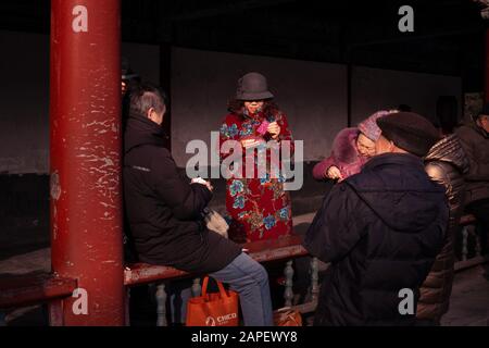 Les personnes âgées / retraités chinois dans un parc jouer jeux de cartes en hiver pendant le nouvel an chinois / festival de printemps à Beijing - vie sociale Banque D'Images