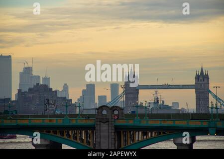 pont de tour et nuages de écarlate Banque D'Images