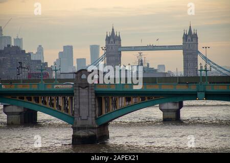 pont de tour et nuages de écarlate Banque D'Images