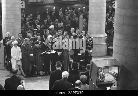 Déposition de la princesse Wilhelmina, le chant conjoint, de la gauche Princesse Armgard, Prince Felix, King Olav, Queen Fabiola et King Baudouin Date : 8 décembre 1962 lieu : Delft, South Holland mots clés : obsèques, maison royale, princesses, maisons royales Nom personnel : Armgard, Princesse de Lippe-Biesterfeld, Boudwijn, roi de Belgique, Fabiola Reine, Felix prince, Olav, roi de Norvège Banque D'Images