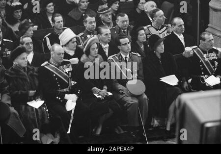 Dépôt de la princesse Wilhelmina dans Delft. V.l.n.n. INA, Comtesse d'Athlone, Roi Olav de Norvège, Reine Fabiola et Roi Baudouin de Belgique, Charlotte Grand Duchesse de Luxembourg Date : 8 décembre 1962 lieu : Delft, Pays-Bas mots clés : funérailles, comtesse, duchesses grandioses, rois, reines, maison royale, princesses Nom personnel : Athlone Ina Countess of, Baldwin, roi de Belgique, Charlotte Groorthertogon, Fabiola Queen, Olav, roi de Norvège Banque D'Images