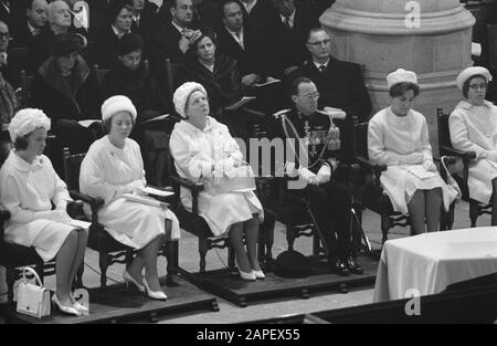 Déposition princesse Wilhelmina; v.l.n.n. princesses Irene et Beatrix, Reine Juliana et Prince Bernhard, princesses Margriet et Marijke Annotation: Numéro 6, 7 et 8 Roi Baudouin et Fabiola Date : 8 décembre 1962 mots clés : Queens Nom personnel: Beatrix, princesse, Bernhard, prince, princesse, Juliana, princesse Marijke, princesse et princesse Banque D'Images