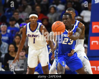 Chicago, Illinois, États-Unis. 22 janvier 2020. Creighton Bluejays forward Damien Jefferson (23) passe le ballon pendant le match de basket-ball de conférence NCAA Big East entre DePaul vs Creighton à Wintrust Area à Chicago, Illinois. Dean Reid/Csm/Alay Live News Banque D'Images