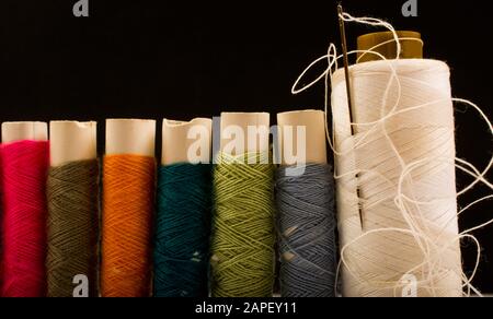 Fils de coton colorés sur rouleaux pour la couture. Bobines de filetage utilisées dans l'industrie textile et textile Banque D'Images