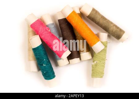 Fils de coton colorés sur rouleaux pour la couture. Bobines de filetage utilisées dans l'industrie textile et textile Banque D'Images