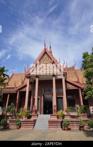 Le Musée national du Cambodge à Chey Chumneas, Phnom Penh est le plus grand musée d'histoire culturelle du Cambodge et est le principal musée historique du pays Banque D'Images