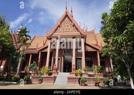 Le Musée national du Cambodge à Chey Chumneas, Phnom Penh est le plus grand musée d'histoire culturelle du Cambodge et est le principal musée historique du pays Banque D'Images