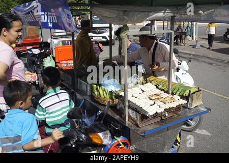 Vente de nourriture de rue en bord de route à Phnom Penh, Cambodge Banque D'Images