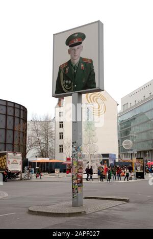 Berlin, Allemagne - 20 décembre 2019 : visite de personnes célèbre Checkpoint Charlie à Berlin. Pendant la guerre froide, c'était le meilleur passage connu de Berlin Wa Banque D'Images