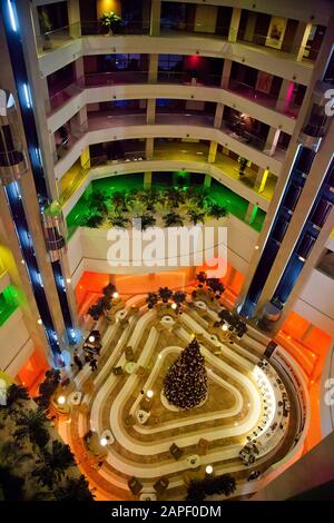 Gelendzhik, Russie, - 29 Novembre 2011 Kempinski Grand Hotel Gelendzhik. Atrium pour la nouvelle année. Banque D'Images