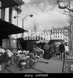 Pariser Bilder [La vie de rue de Paris] Description: Étals de fleurs au pied de la Madeleine Date: 1965 lieu: France, Paris mots clés: Fleurs, marchés, sculptures de rue, vendeurs de rue Banque D'Images