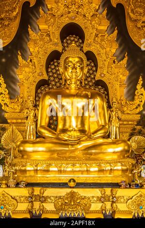 Ancienne statue de Bouddha dorée (avec le nom à la base) dans Wat Phra Que Doi Phra Chan sur le sommet de la montagne dans le district de Mae Tha Lampang Thai Banque D'Images