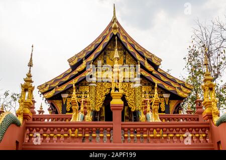 Architecture, décoration et le nom en langue thaïlandaise du bâtiment à Wat Phra Que Doi Phra Chan sur la montagne dans le district de Mae Tha, Lampang, Th Banque D'Images