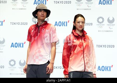Modèles pose, 23 JANVIER 2020 : les organisateurs des Jeux olympiques et paralympiques de Tokyo de 2020 et son commanditaire AOKI Holdings présentent les uniformes officiels techniques des Jeux olympiques et paralympiques de Tokyo de 2020 à Tokyo, au Japon. Crédit: AFLO SPORT/Alay Live News Banque D'Images