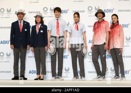Modèles pose, 23 JANVIER 2020 : les organisateurs des Jeux olympiques et paralympiques de Tokyo de 2020 et son commanditaire AOKI Holdings présentent les uniformes officiels techniques des Jeux olympiques et paralympiques de Tokyo de 2020 à Tokyo, au Japon. Crédit: AFLO SPORT/Alay Live News Banque D'Images