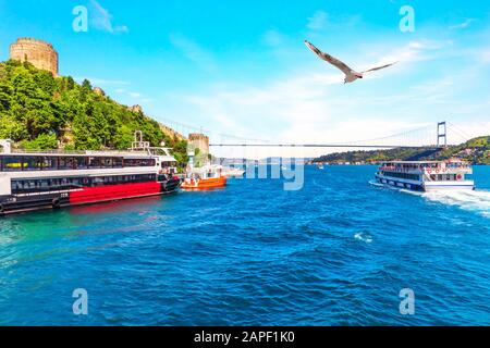 Bateaux dans le Bosporus près du pont du Sultan Fatih Mehmet et du Rumeli Hisar , Istanbul, Turquie Banque D'Images