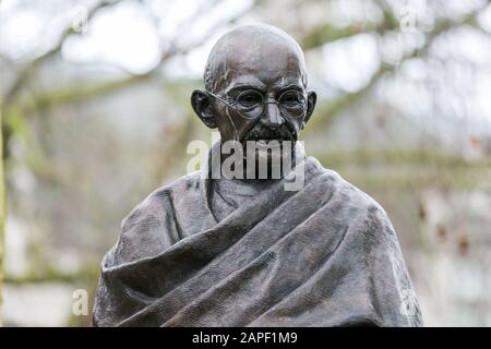 Statue de Mahatma Gandhi sur la place du Parlement de Londres. Mahatma Gandhi est né le 2 octobre 1869 à Porbandar au Gujarat, en Inde. Le 30 janvier 1948, un fanatique hindou, Natturam Gosse, a tué Mahatma Gandhi lors d'une réunion de prière à Delhi. Banque D'Images