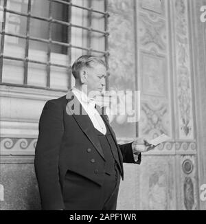 Rome: Visite à la Cité du Vatican Description: Bode du Pape en uniforme quotidien avec une enveloppe dans sa main Date: Décembre 1937 lieu: Italie, Rome, Cité du Vatican mots clés: Lettres, portes, intérieurs, peintures murales, uniformes Nom institutionnel: Vatican Banque D'Images