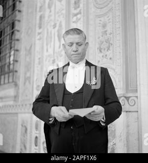 Rome: Visite à la Cité du Vatican Description: Bode du Pape en uniforme quotidien avec une enveloppe dans sa main Date: Décembre 1937 lieu: Italie, Rome, Cité du Vatican mots clés: Lettres, portes, intérieurs, peintures murales, uniformes Nom institutionnel: Vatican Banque D'Images