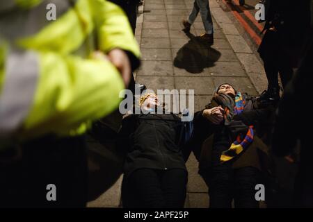 Des militants anti-armes se trouvent sur le terrain lors d'une manifestation devant le dîner annuel Black-tie du groupe Aéronautique, Défense et sécurité du Grosvenor House Hotel on Park Lane à Londres.THE ADS Group, une organisation commerciale à but non lucratif basée à Londres, Représente et soutient plus de 1 000 entreprises britanniques impliquées dans les secteurs de l'aérospatiale, de la défense et de la sécurité et de l'espace. La manifestation a été convoquée par la campagne Contre le commerce des armes (CAAT) et a mis fin Aux groupes de pression sur les armes, citant en particulier les ventes d'armes et de munitions fabriquées au Royaume-Uni à l'Arabie Saoudite, qui continue de frapper Ho Banque D'Images