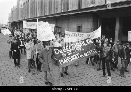 Manifestation des agriculteurs à Bruxelles contre la politique agricole de la CEE Description: Agriculteurs avec bannières pendant l'action Date: 23 mars 1971 lieu: Belgique, Bruxelles mots clés: Démonstrations, agriculteurs, bannières Nom de l'institution: EEG Banque D'Images