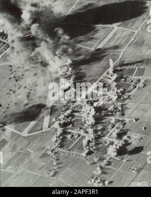 Admission d'air. Bombardement à l'aéroport de Leeuwarden par des bombardiers B-26 Marauder de la 9ème force aérienne américaine. Une grande concentration de bombes est détonée dans un secteur où il y a de nombreux abris d'avions. Banque D'Images