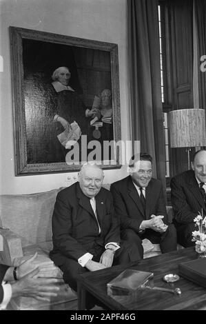 Le Chancelier Fédéral Ludwig Erhard En Hollande, Le Chancelier Erhard A Visité Catshuis Par Le Dr Gerard Schroder, Date : 2 Mars 1964 Mots Clés : Chancellors Nom Personnel : Erhard Ludwig Nom Du Settings : Catshuis Banque D'Images