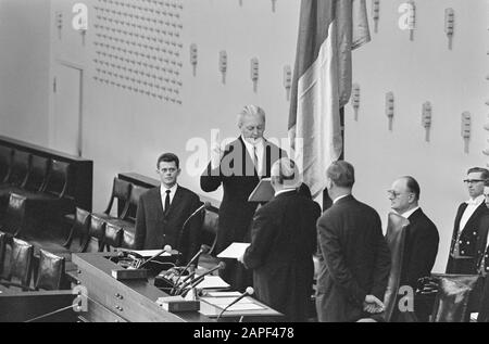 L'Allemagne a le cabinet Description: Le chancelier fédéral Kurt Georg Kiesinger prête serment au Bundestag, pour le président Eugen Gerstenmaier (au dos) Date: 1 décembre 1966 lieu: Bonn, Allemagne mots clés: Acceptions de bureau, politiciens, nom de La Personne politique: Gerstenmaier, Eugen, Kiesinger, Kurt Banque D'Images